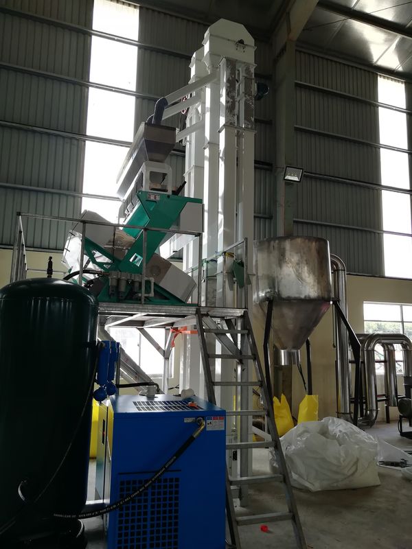 Selezionatore di colore del fiocco di Plasitc di 4 scivoli con il vaglio di colore di plastica efficiente dell'espulsore